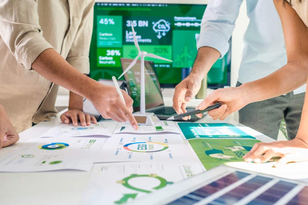 En diskussion i mangfoldighedsteamet om energirådgivning med fokus på ESG (miljø, sociale forhold og god ledelse) for at nå net zero-mål i et bæredygtigt grønt kontormiljø.